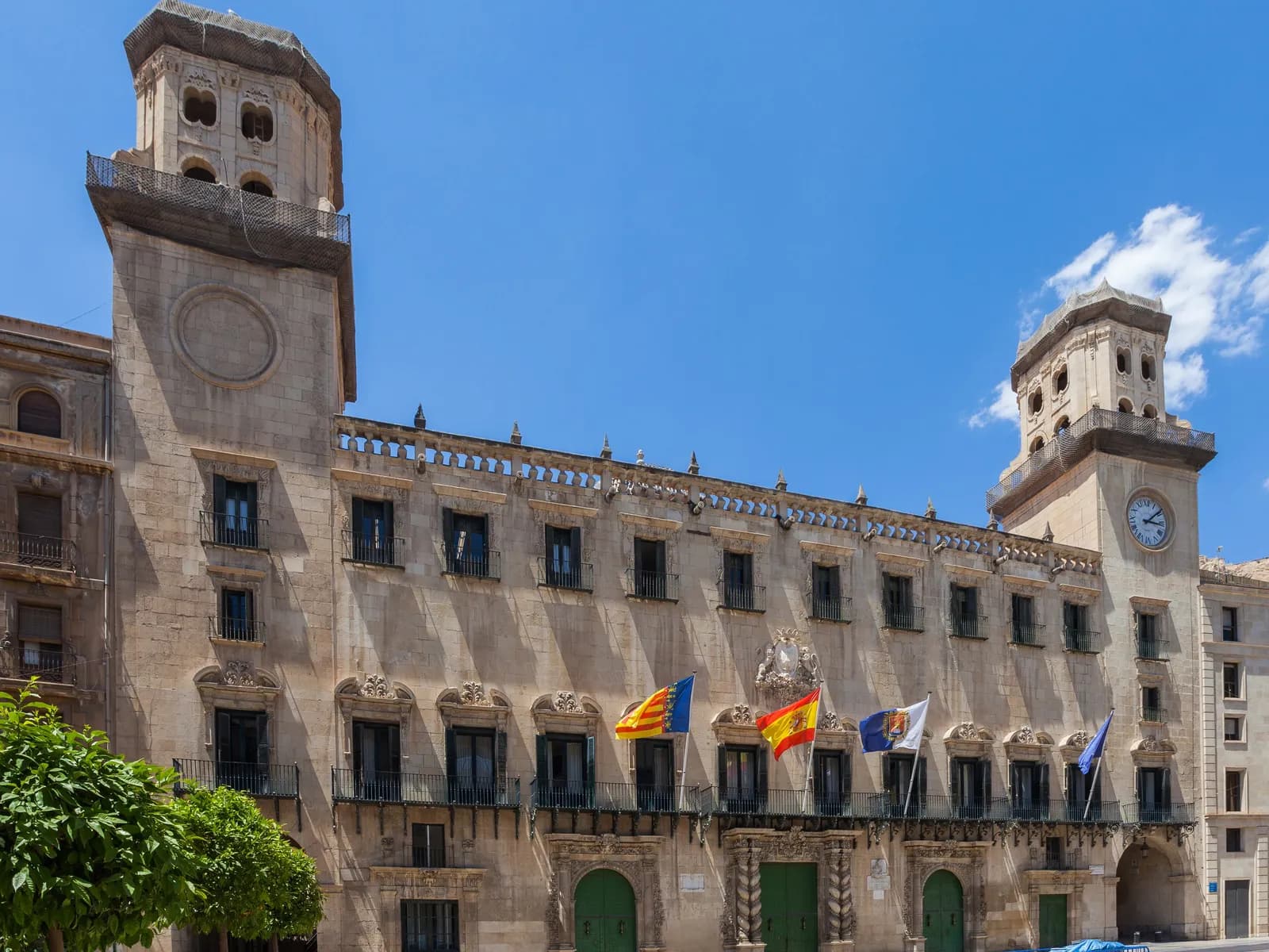 Fachada barroca del Ayuntamiento de Alicante, bajo el que se conservan restos de las antiguas murallas