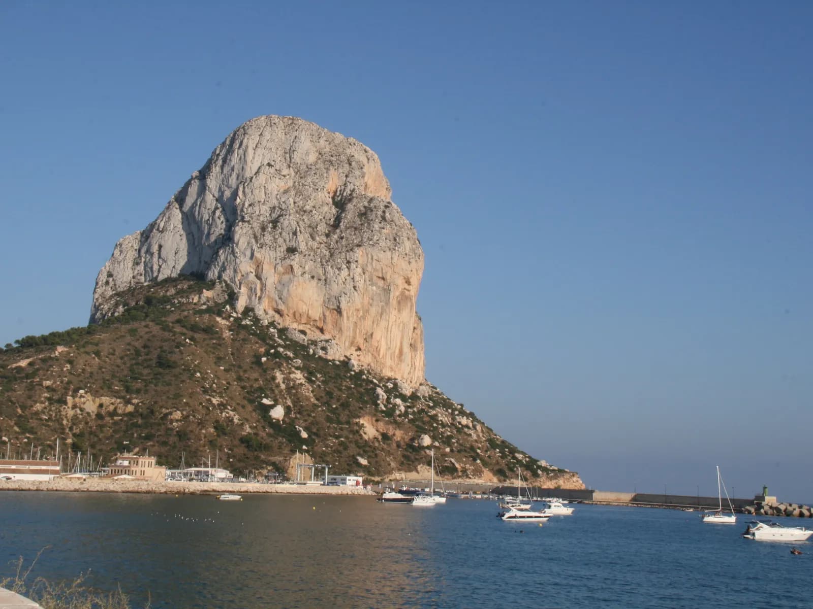 Peñón de Ifach en Calpe con barcos fondeados