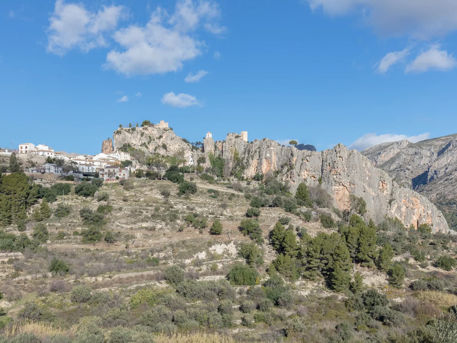 Pueblo de Guadalest sobre la cresta rocosa