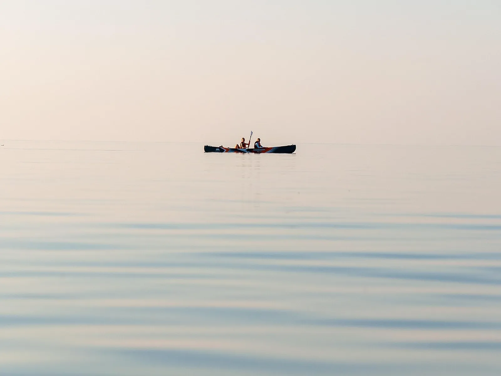 Kayak de mar remando en aguas en calma