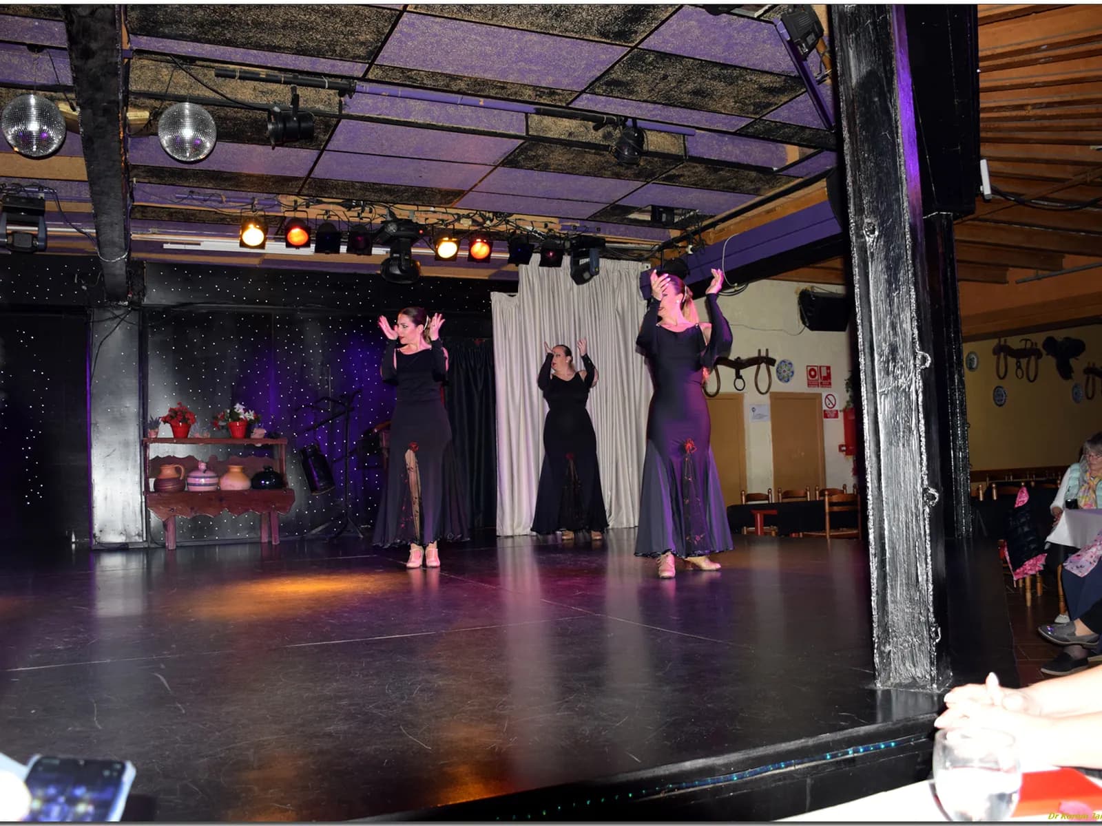 Bailaoras sobre el escenario durante un espectáculo flamenco