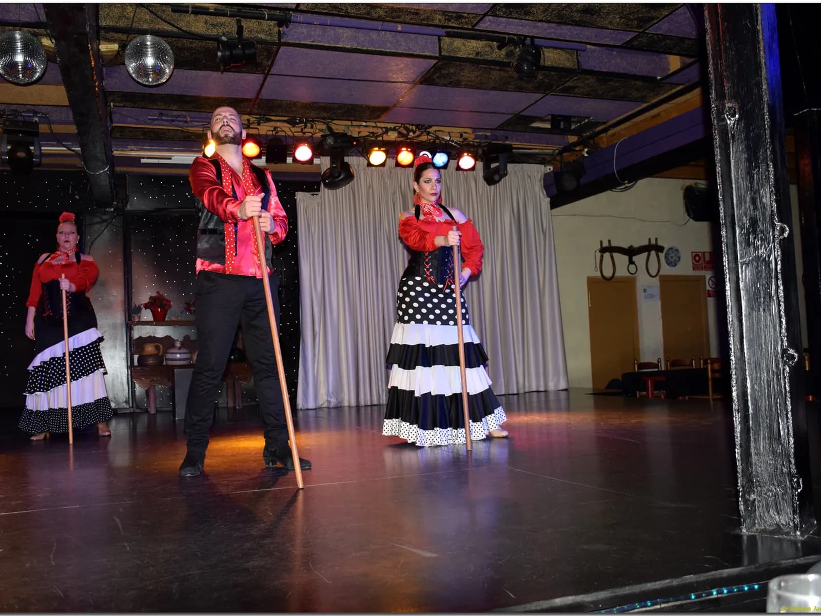 Artistas flamencos en escena durante un espectáculo en directo