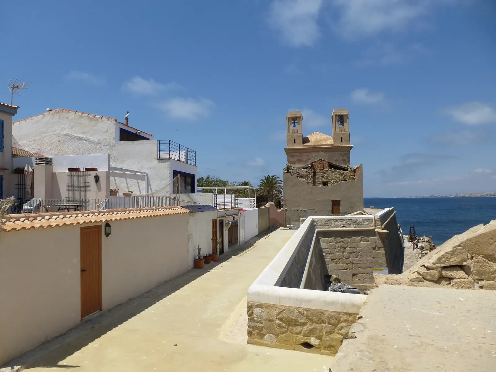 Pueblo amurallado de la isla de Tabarca visto desde el mar