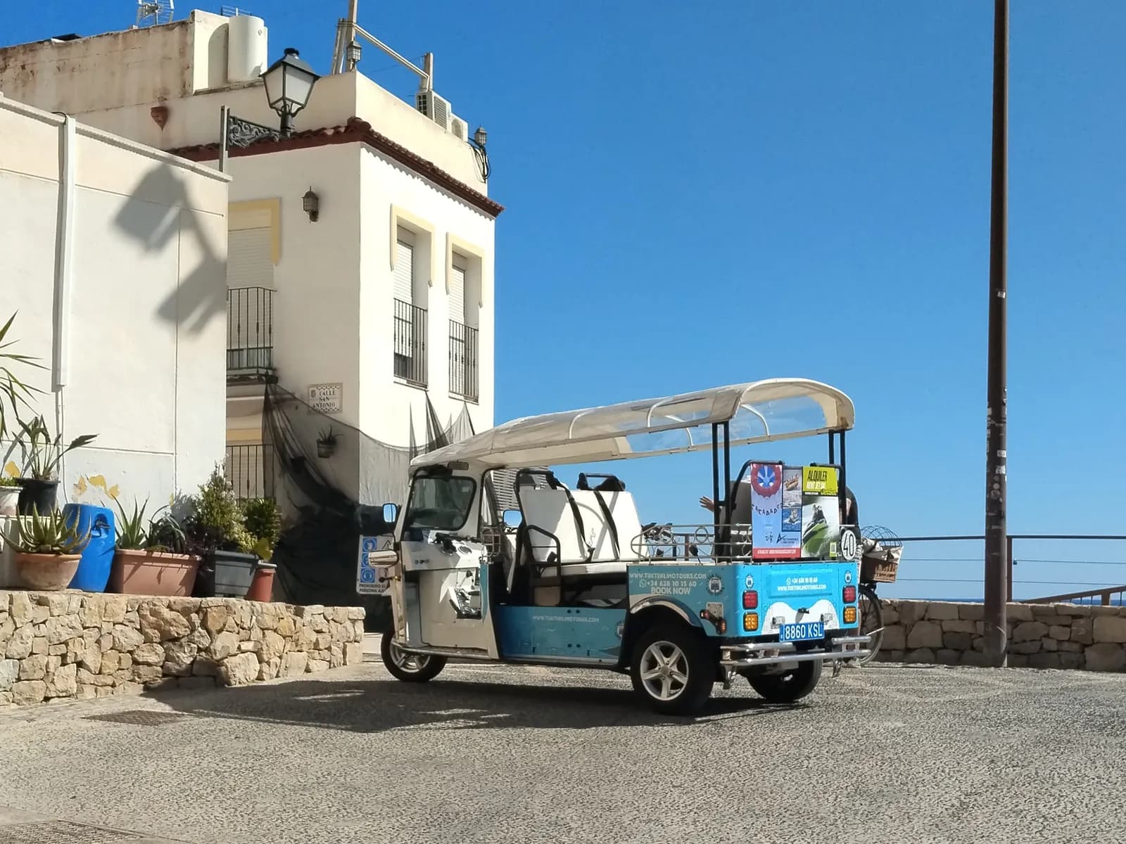 Electric tourist tuk tuk parked at a viewpoint in Alicante