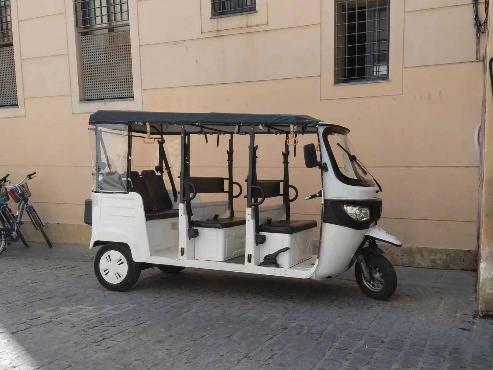 Tuk tuk turístico eléctrico aparcado en una calle