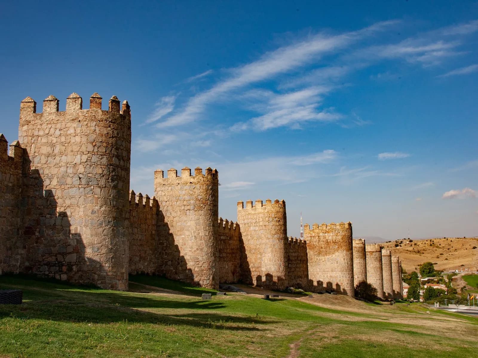 Torreones de las murallas de Ávila sobre la pradera