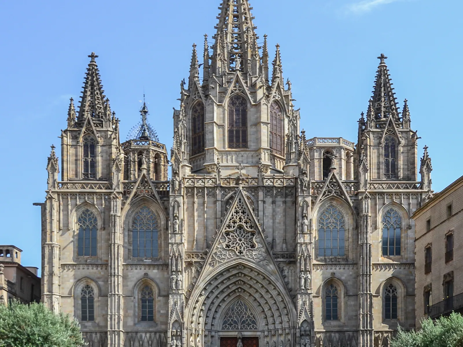 Barcelona Cathedral with VR experience on the rooftop