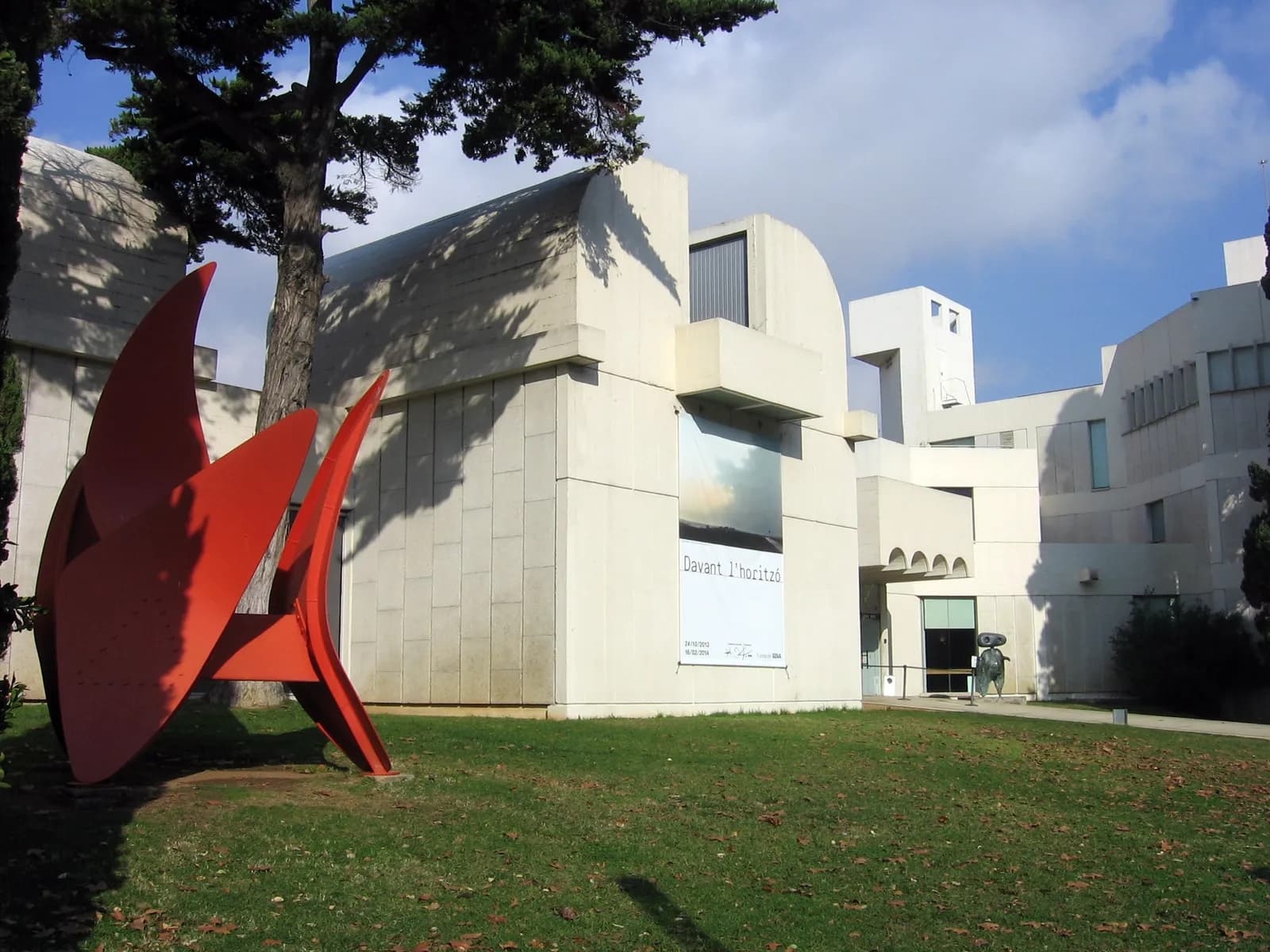 Escultura roja junto al edificio de la Fundació Joan Miró