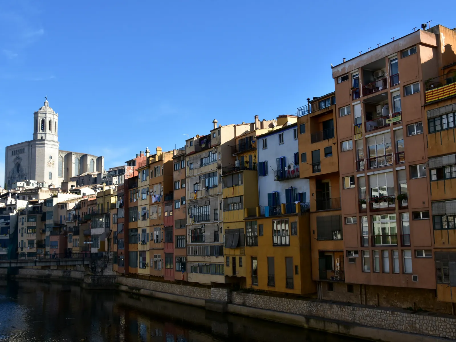 Casas de colores sobre el río Onyar con la catedral de Girona al fondo