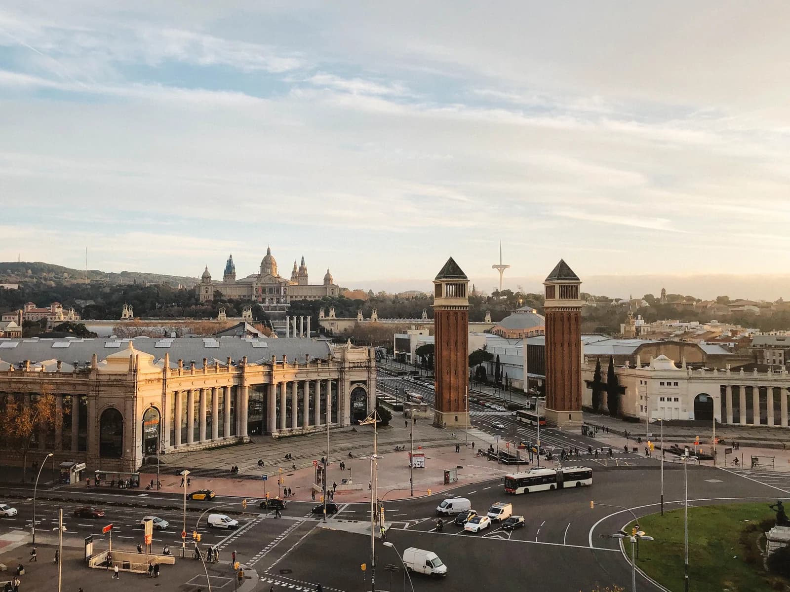 Barcelona, vista urbana con edificios modernos y calles animadas