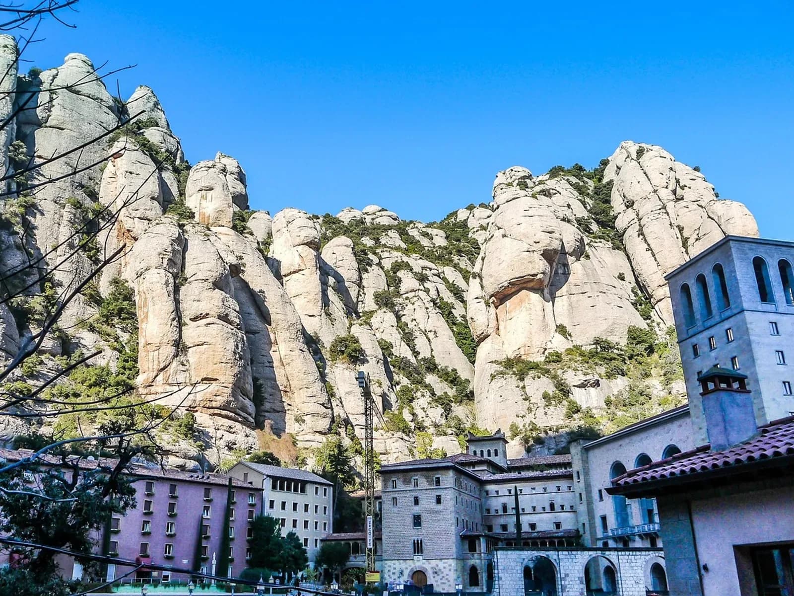 Monasterio de Montserrat entre los picos rocosos de la montaña