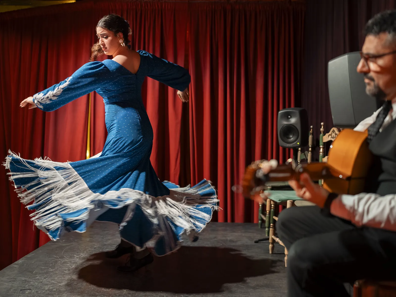 Bailaora de azul con guitarrista en el Palau Dalmases