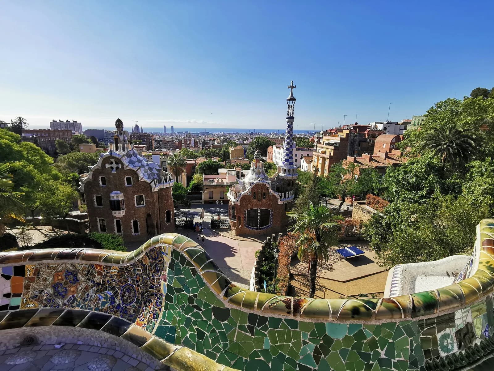Zona monumental del Park Güell con mosaicos de Gaudí y vistas de Barcelona