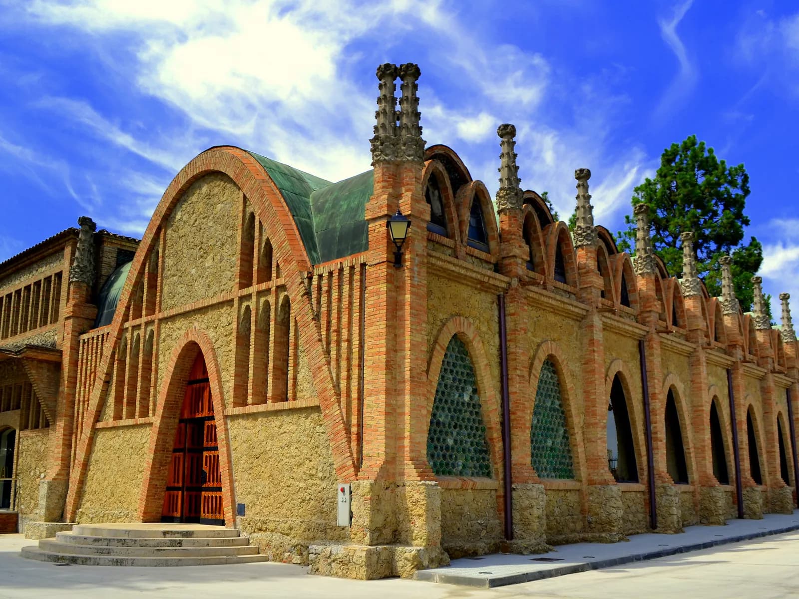 Edificio modernista de las Caves Codorníu en Sant Sadurní d'Anoia