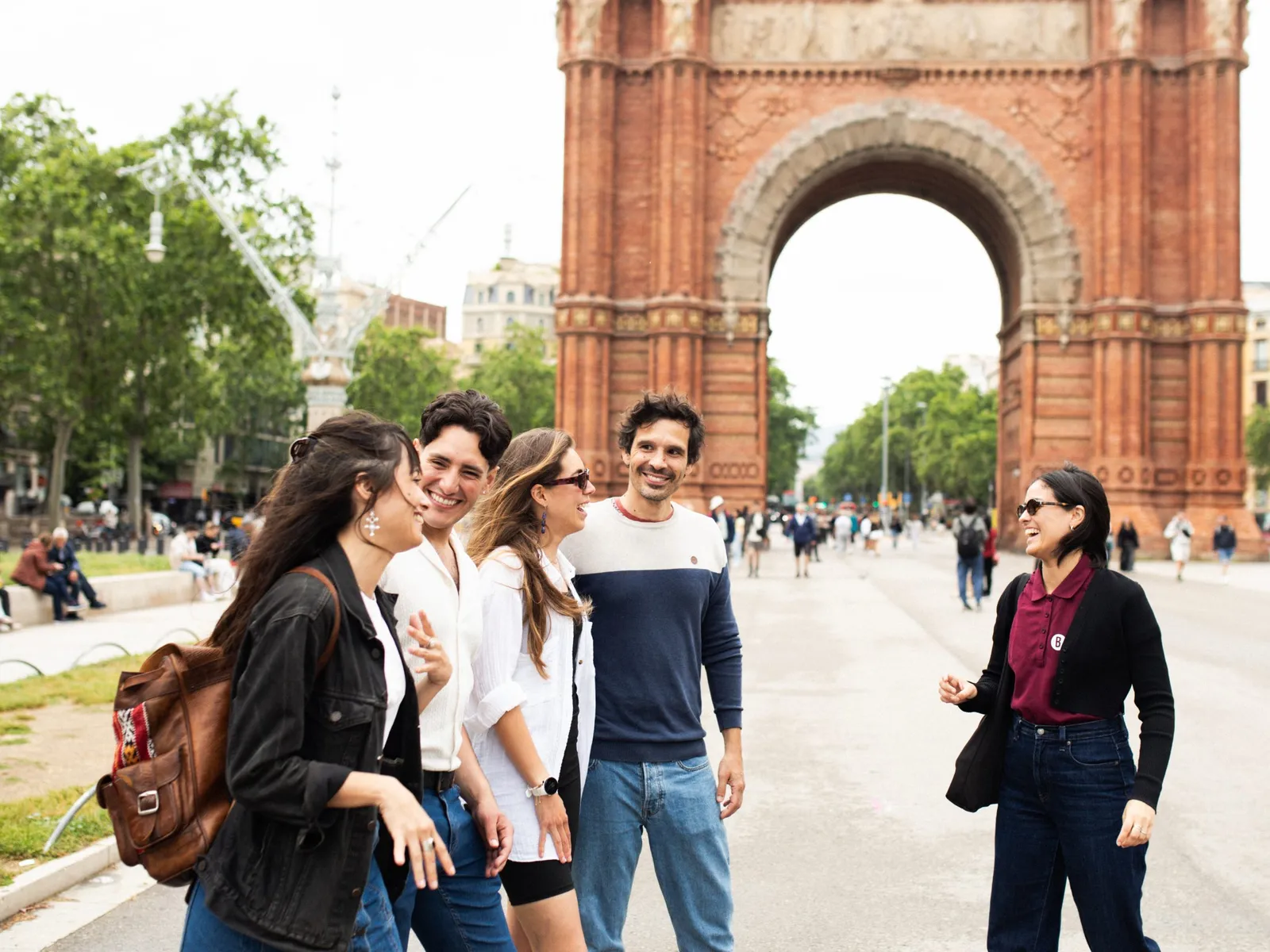 Guía con el grupo en el paseo del Arco de Triunfo