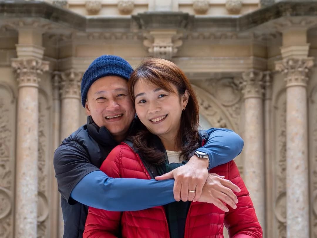 Pareja abrazada ante la fachada de la basílica de Montserrat