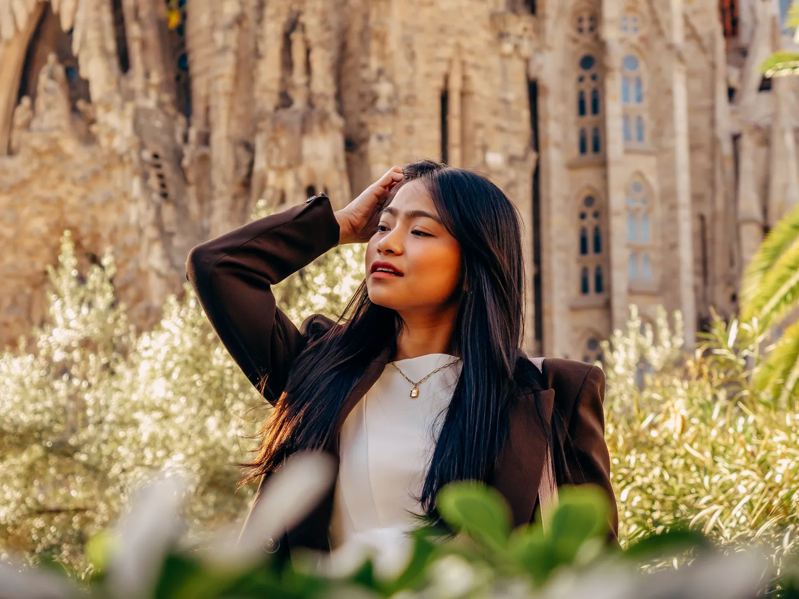 Retrato con la fachada de la Sagrada Familia detrás