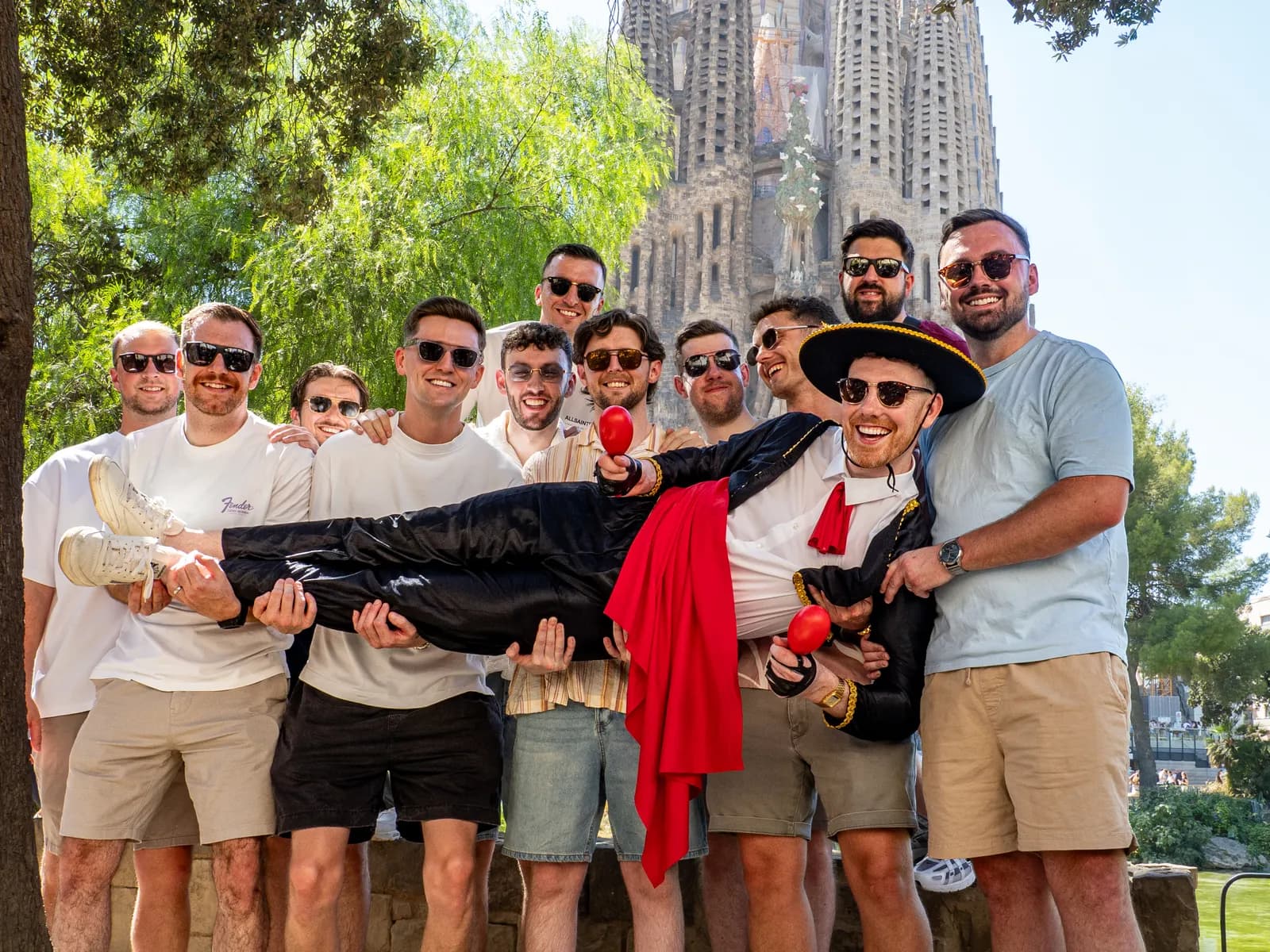 Grupo de amigos celebrando frente a la Sagrada Familia