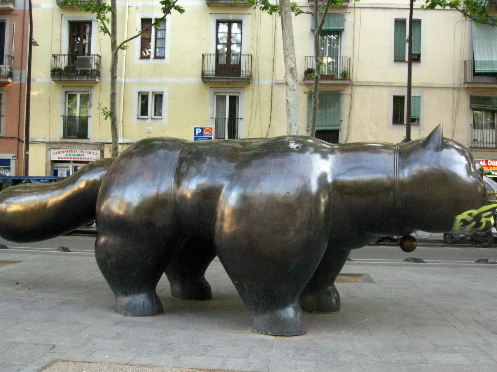 Escultura del gato de Botero en la Rambla del Raval