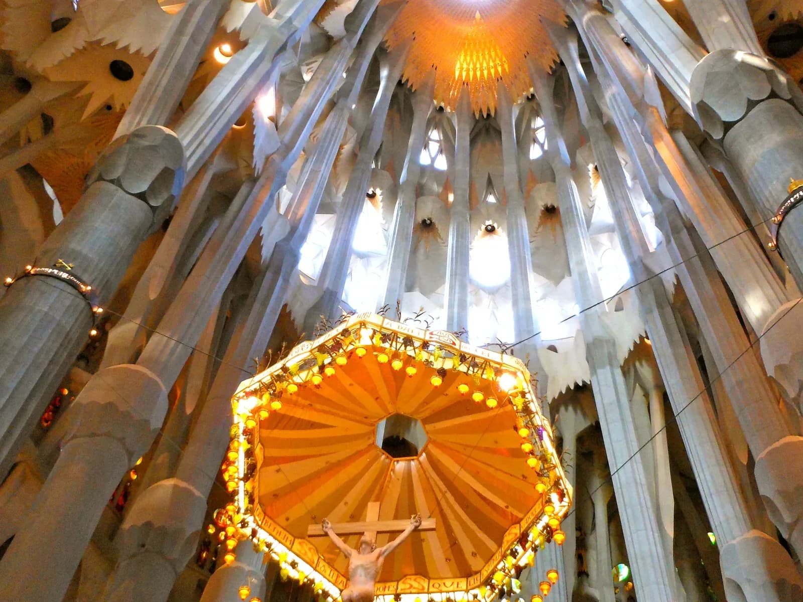 Fachada de la Sagrada Familia en Barcelona con sus torres ornamentadas