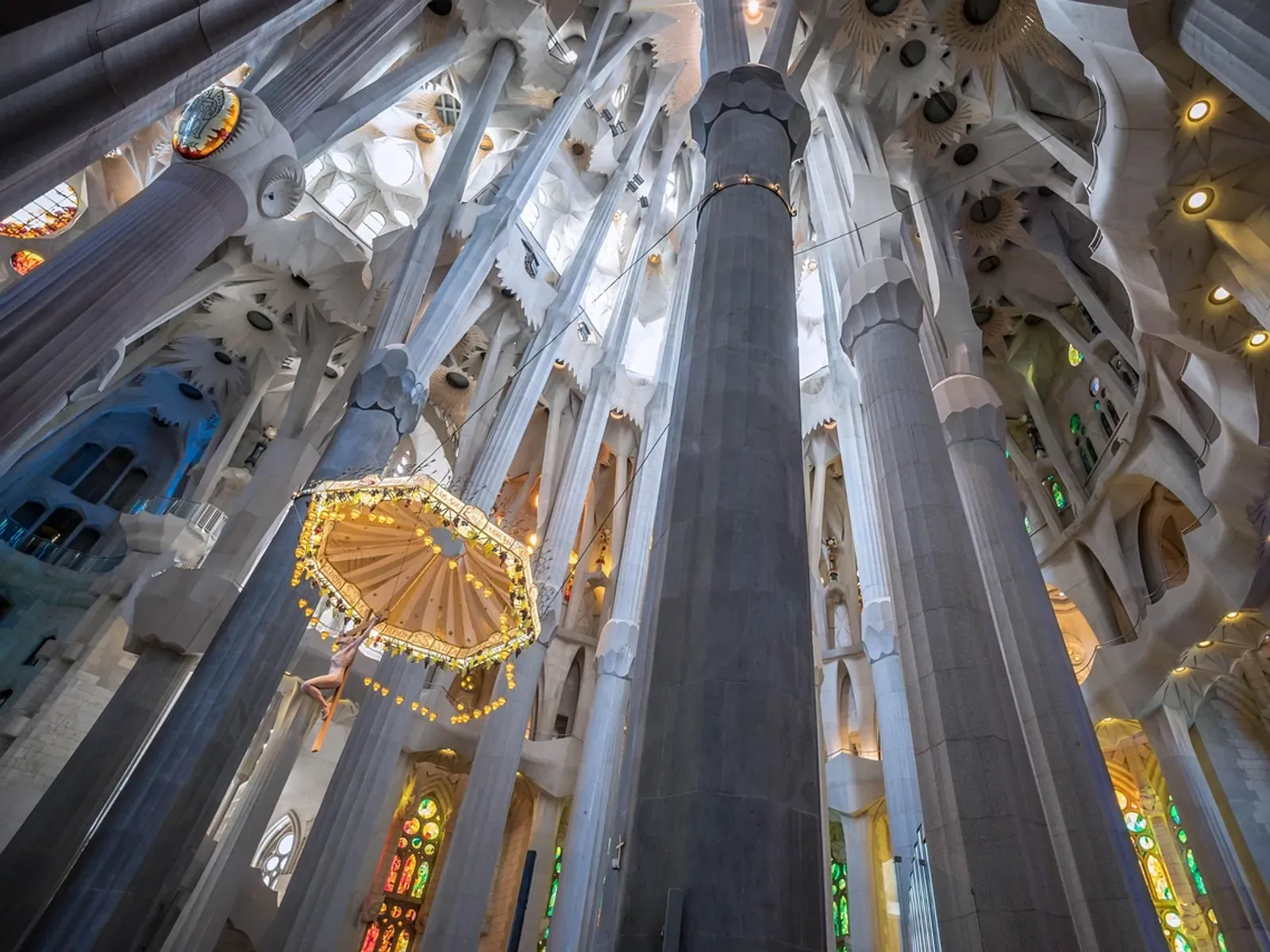 Columnas arborescentes y bóvedas del interior de la Sagrada Familia