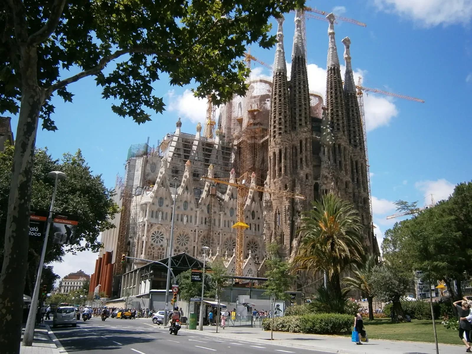 Fachada de la Sagrada Familia con sus torres en Barcelona