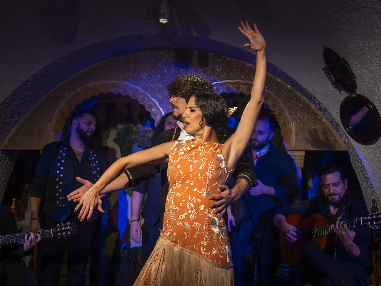 Bailaora y cuadro flamenco en el escenario del Tablao Cordobés