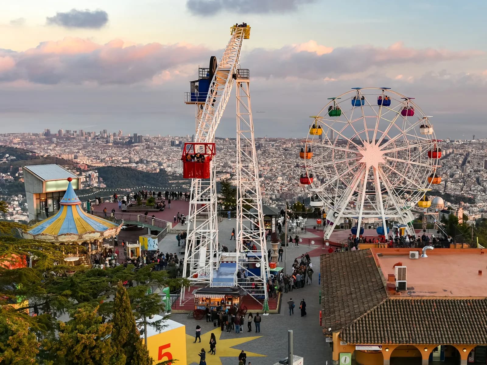 Parque de atracciones del Tibidabo con Barcelona al fondo