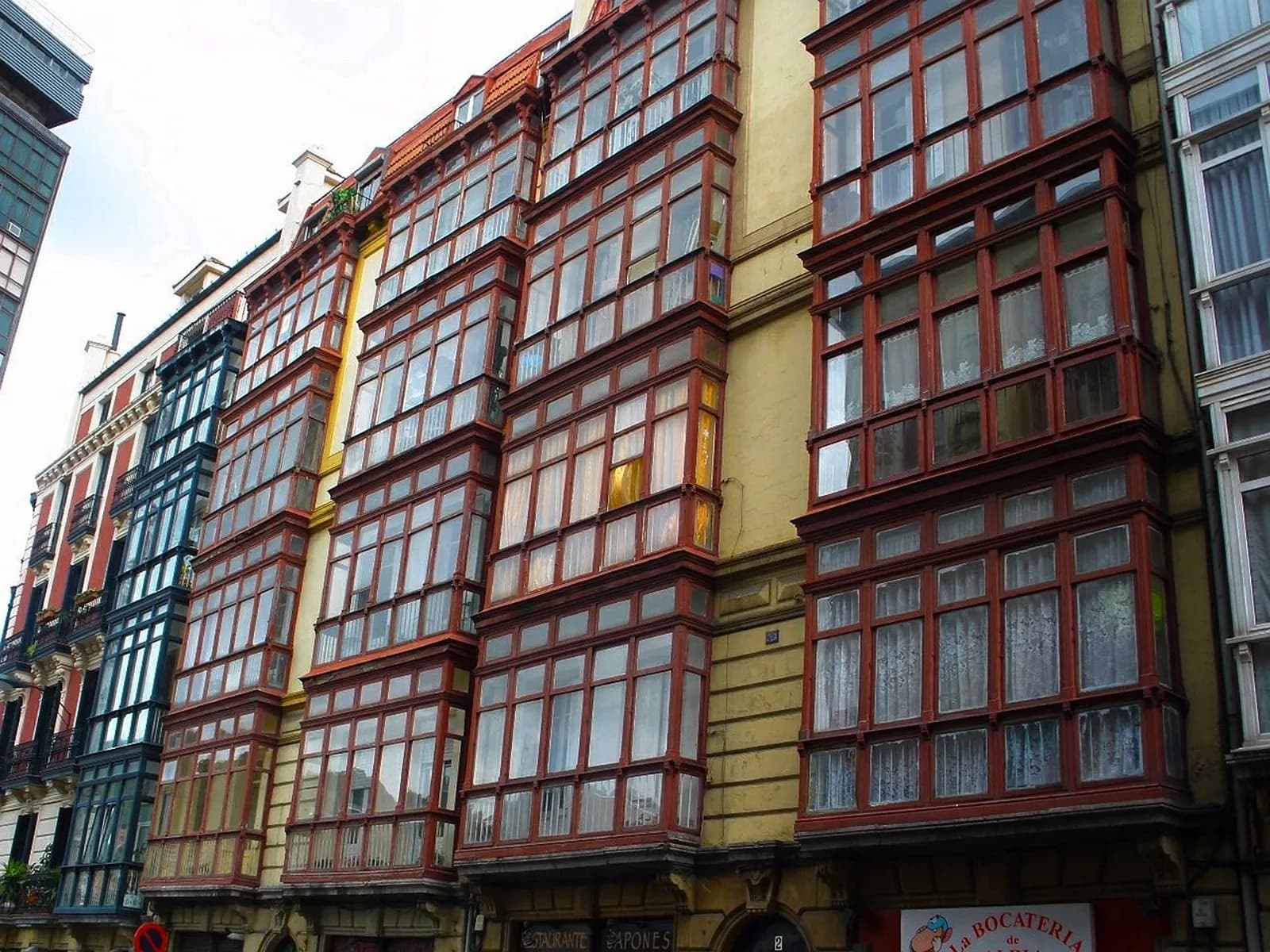 Fachadas con miradores acristalados en Bilbao