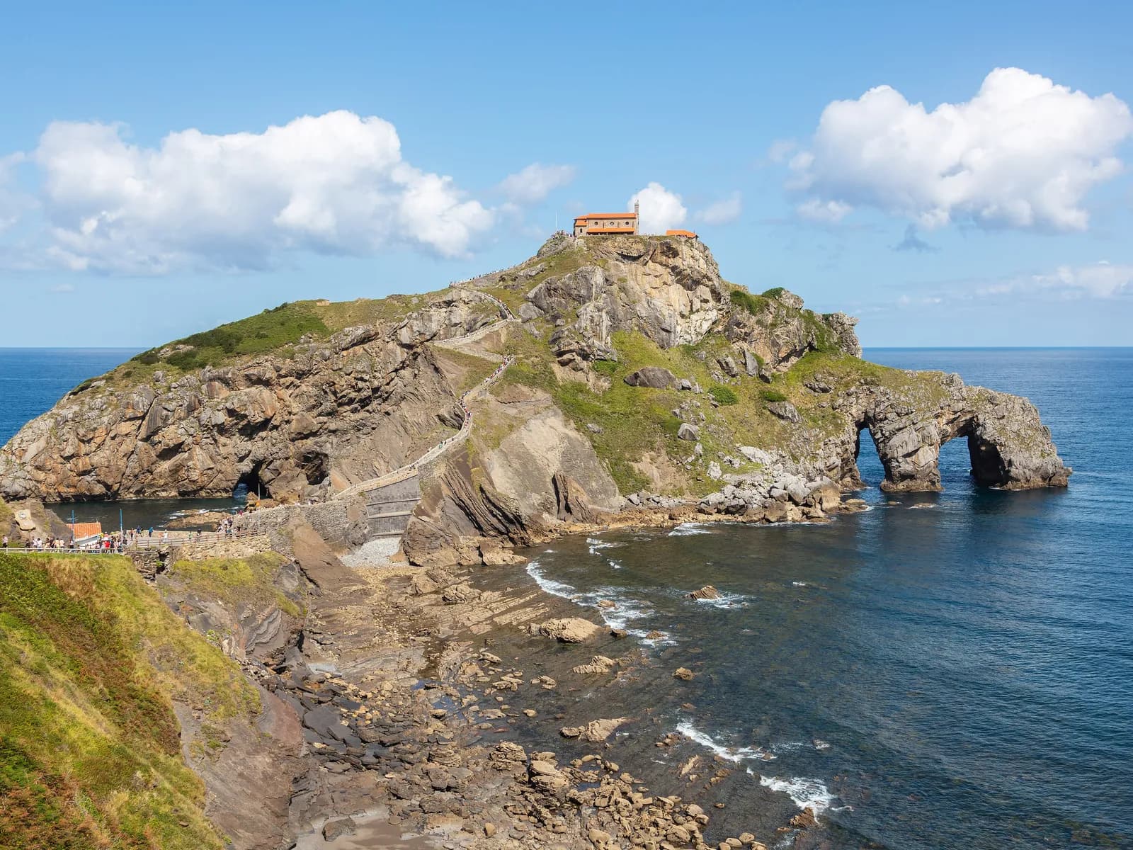 Islote de San Juan de Gaztelugatxe con la ermita y el puente de piedra