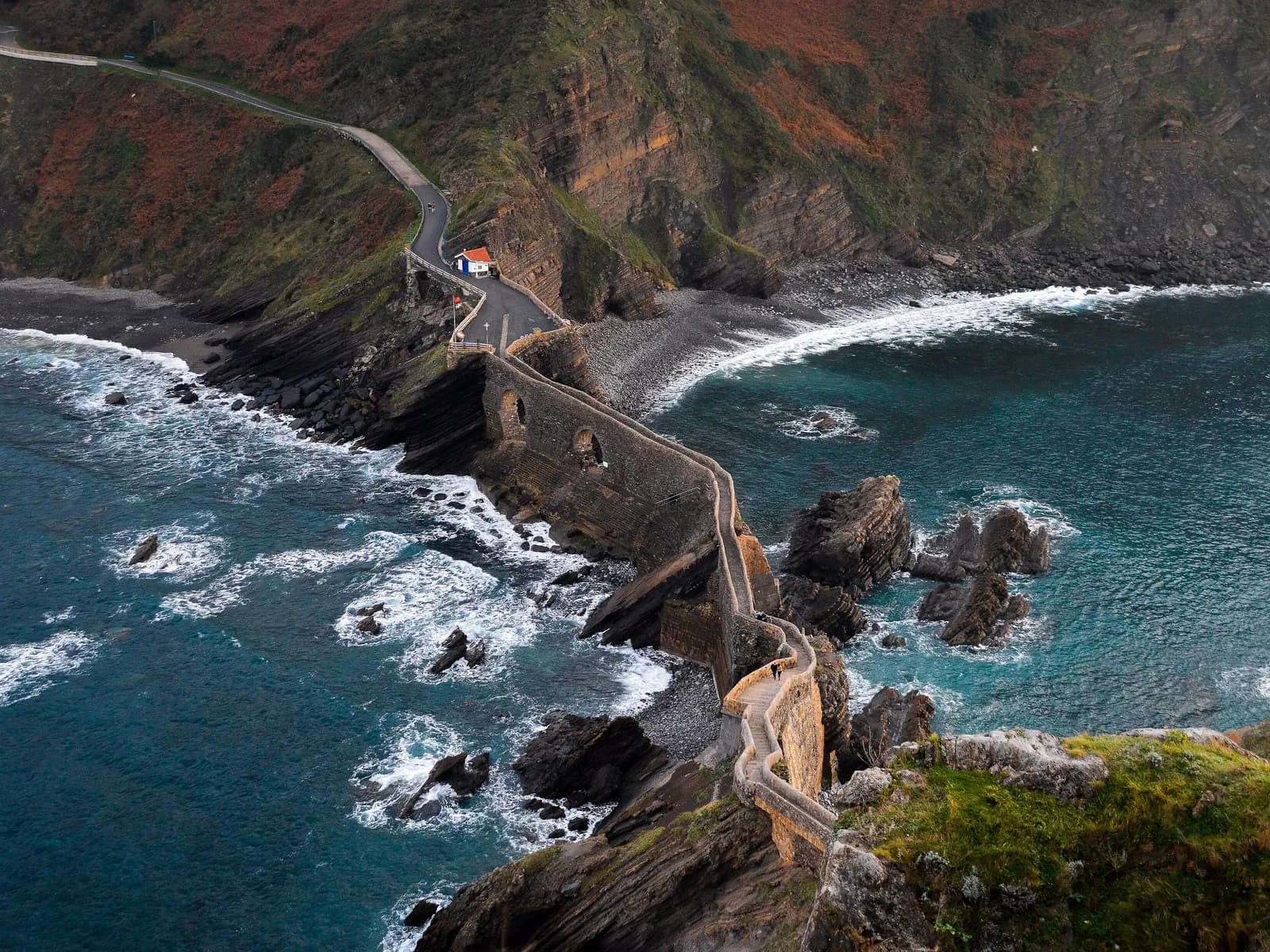 Camino de piedra hacia la ermita de San Juan de Gaztelugatxe