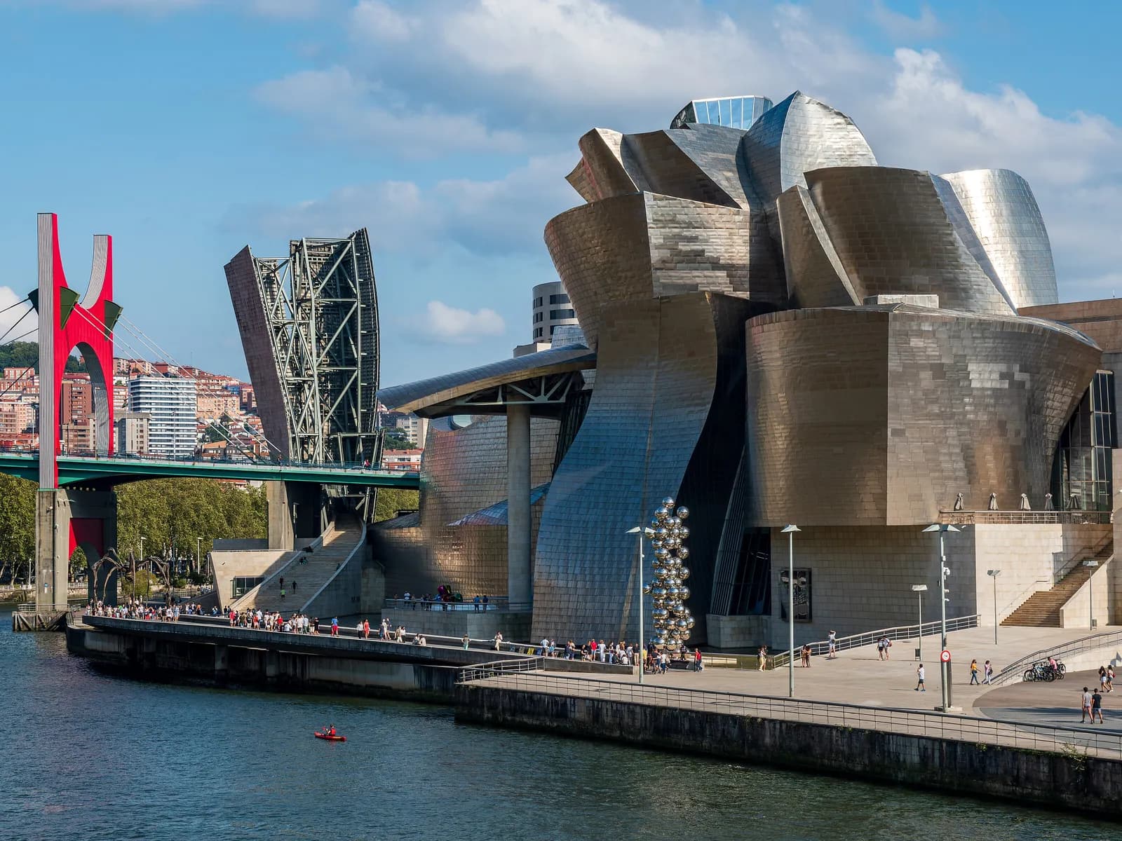 Museo Guggenheim Bilbao junto a la ría y el puente de La Salve