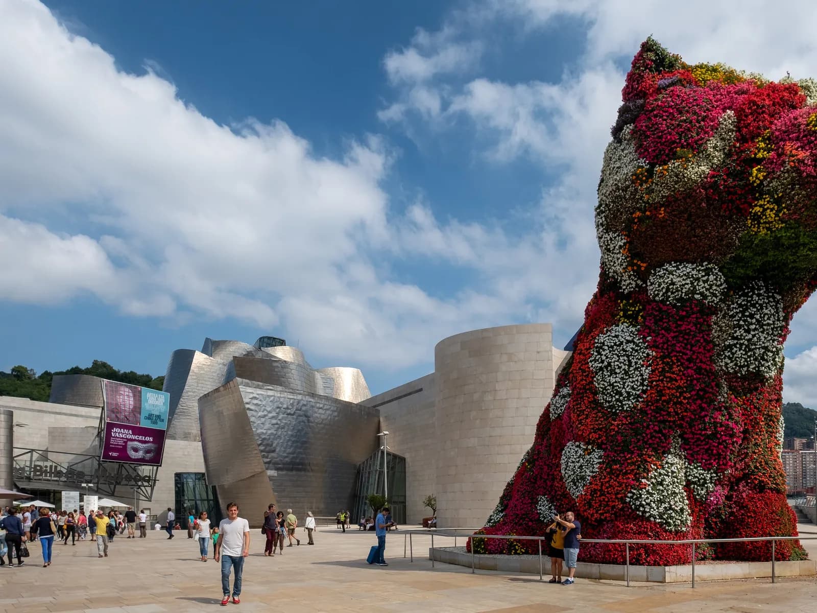 Puppy, el perro de flores, ante la entrada del Museo Guggenheim Bilbao