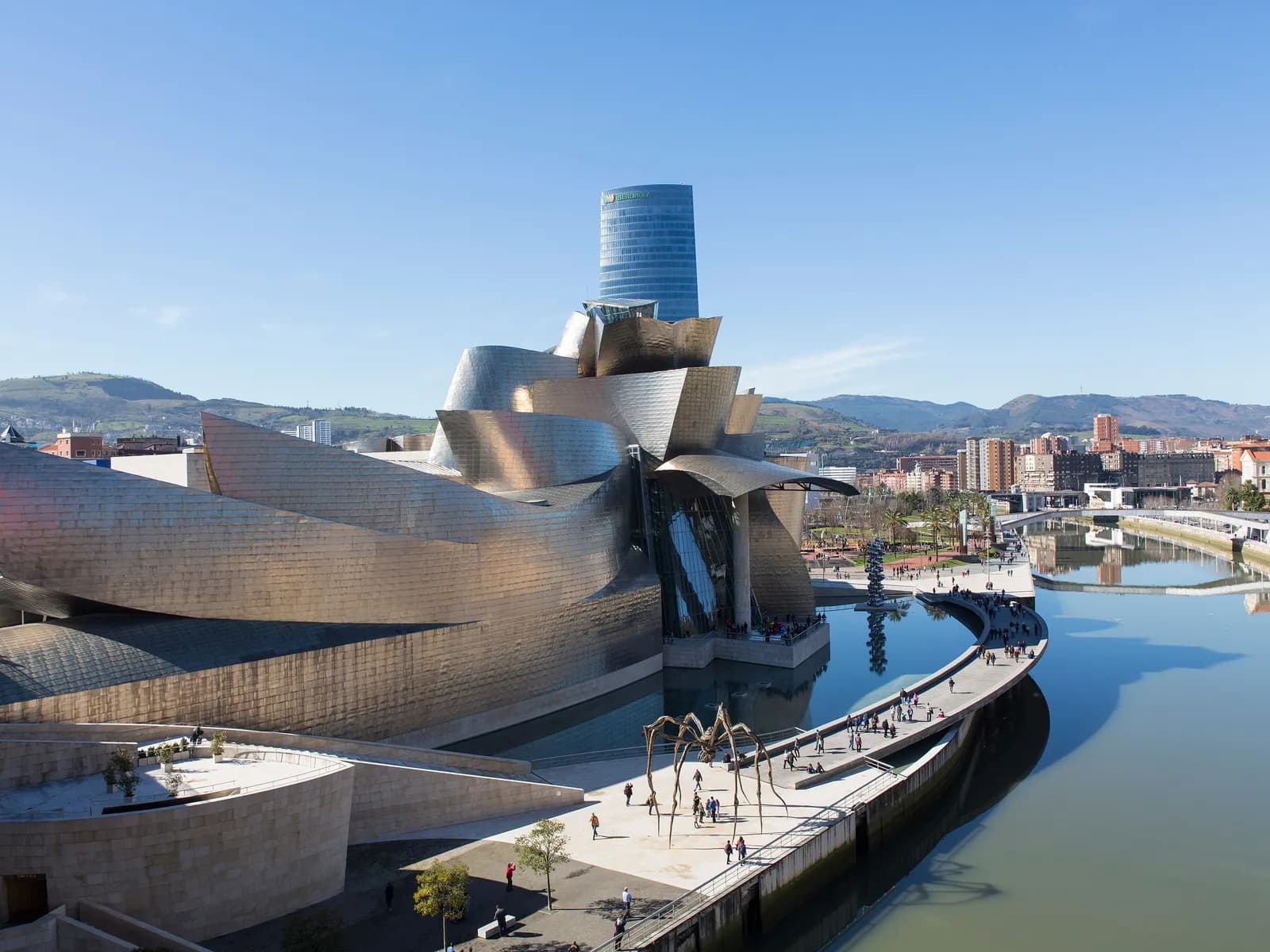 Museo Guggenheim Bilbao junto a la ría