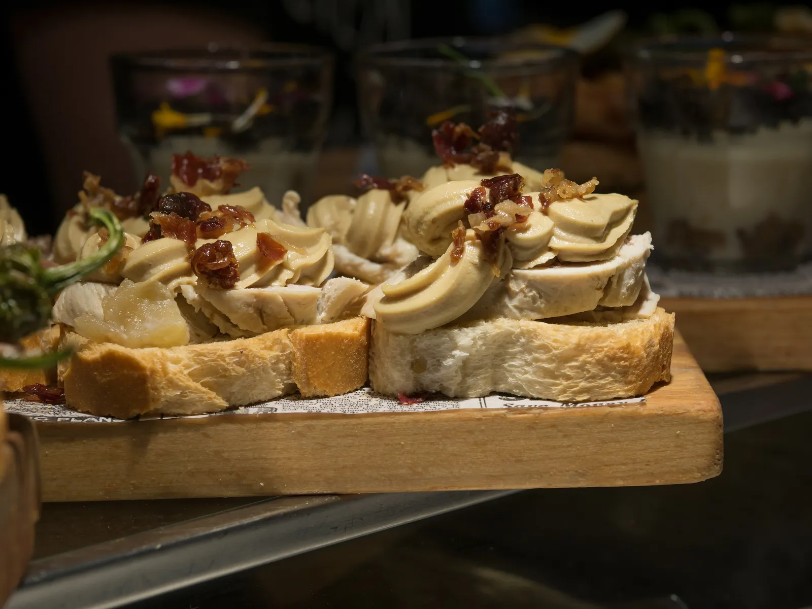 Pintxos sobre una tabla de madera en una barra vasca