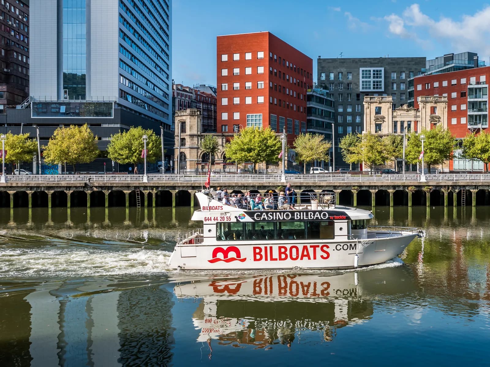 Barco turístico navegando por la ría de Bilbao