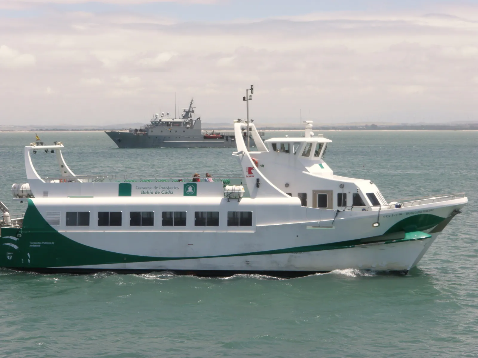 Catamarán de pasajeros navegando por la bahía de Cádiz