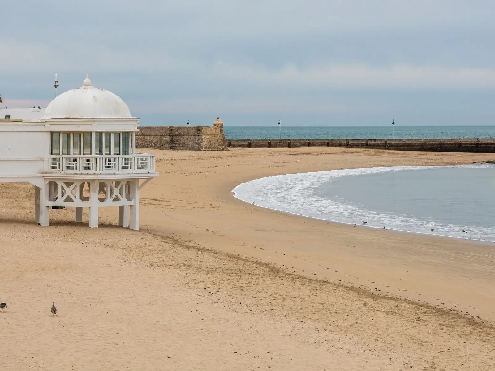 Playa de La Caleta y el balneario de La Palma, en Cádiz