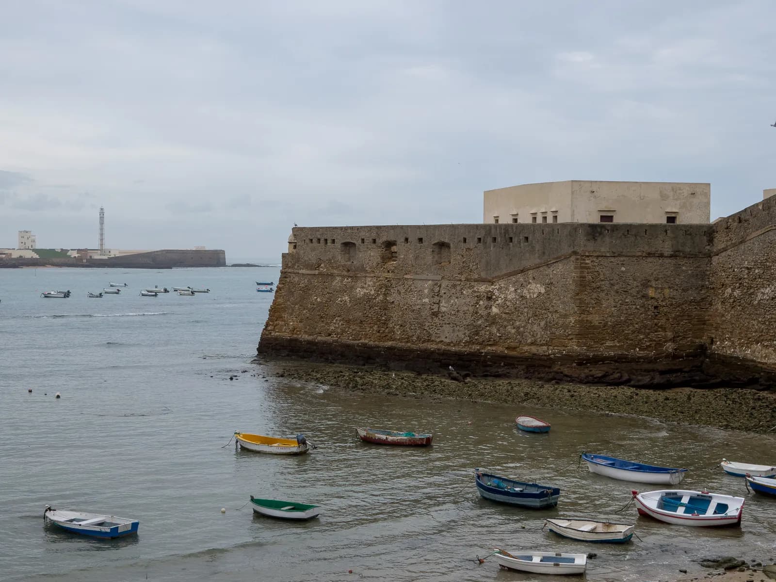 Castillo de Santa Catalina junto al mar