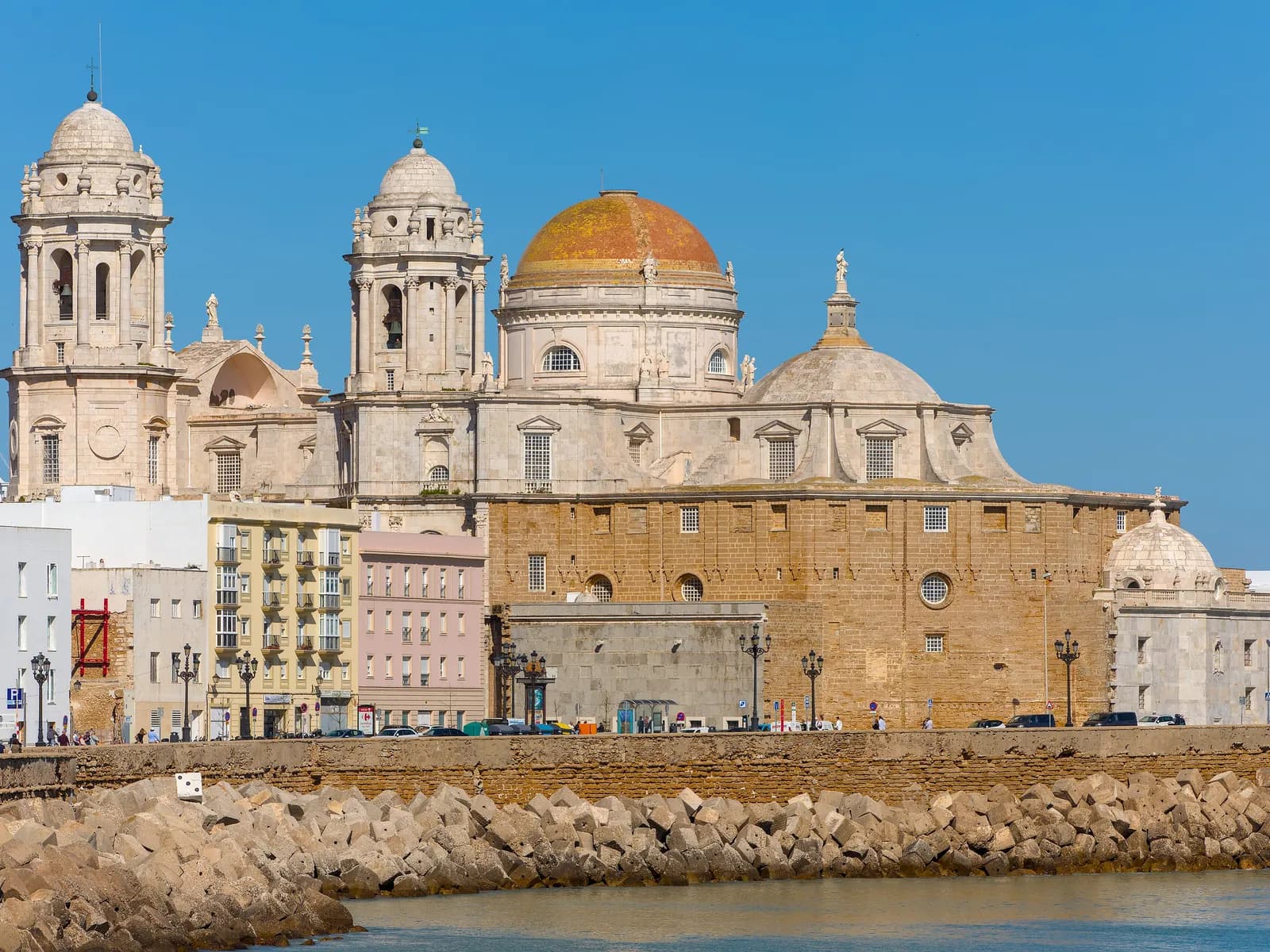 Catedral de Cádiz sobre el Campo del Sur