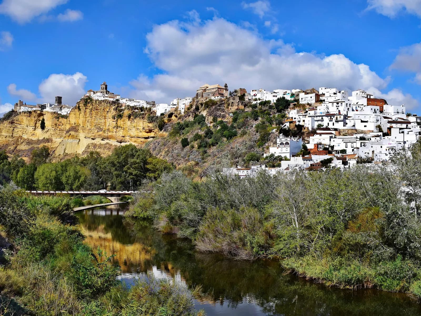 Arcos de la Frontera sobre su peña, con el río Guadalete al pie