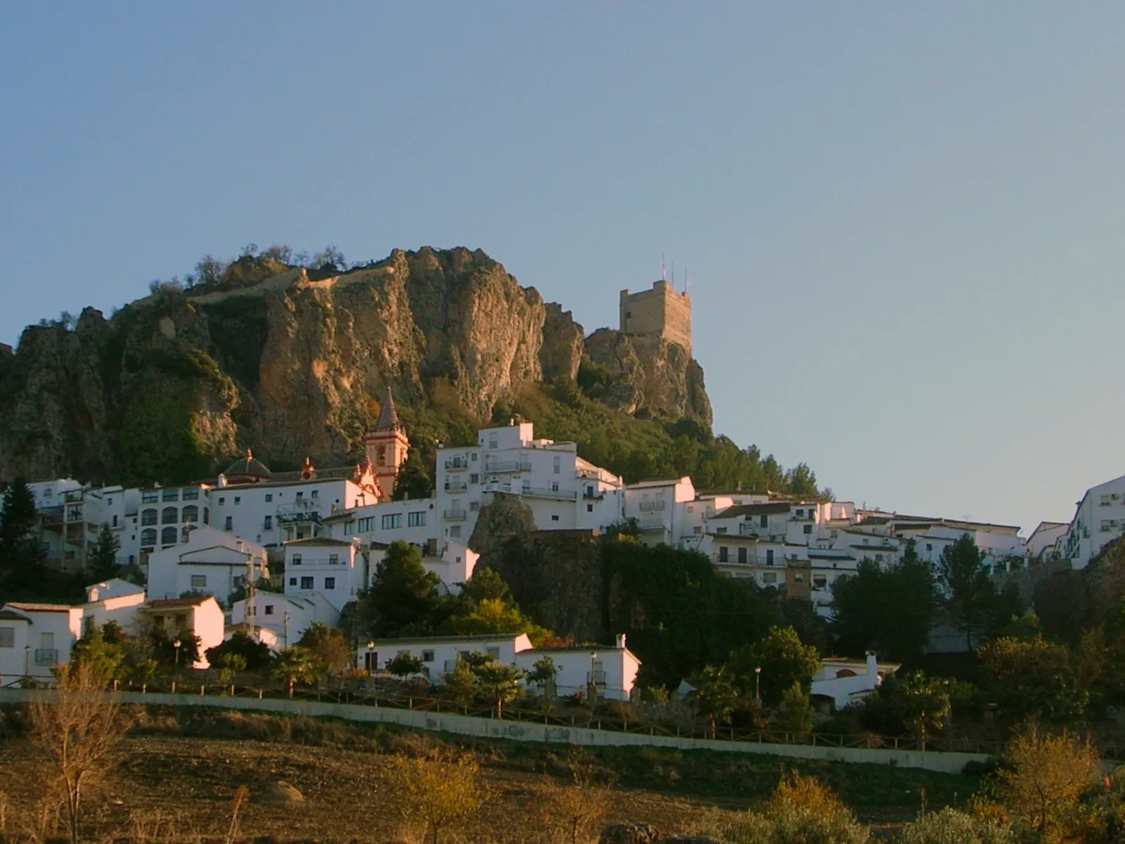 Zahara de la Sierra bajo su castillo