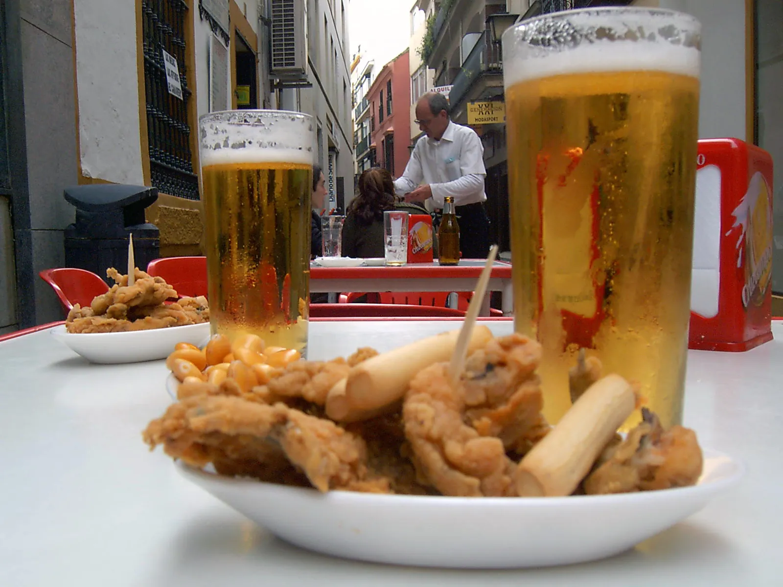 Boquerones fritos y cañas en la mesa de un bar andaluz