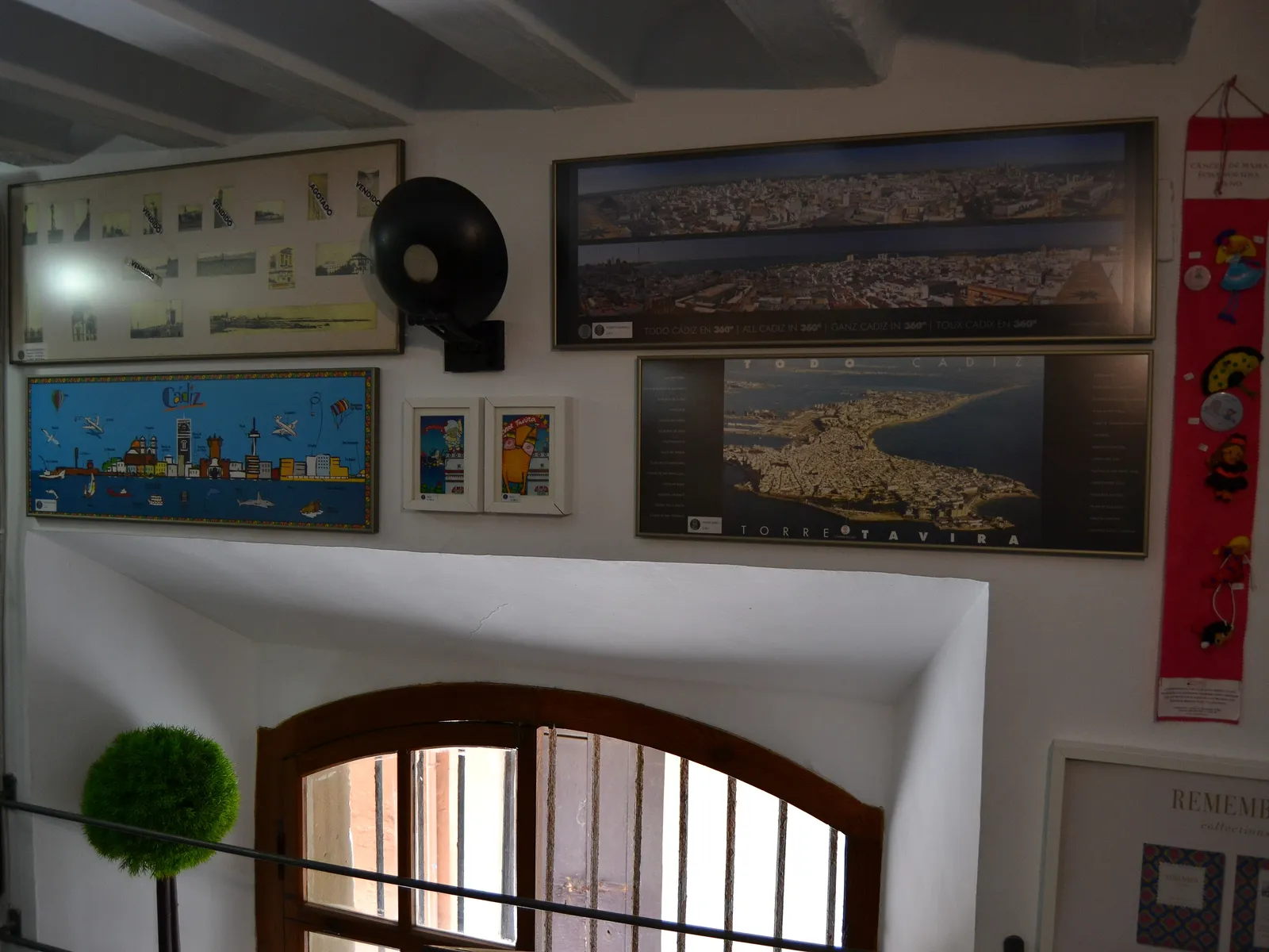 La Torre Tavira sobre los tejados de Cádiz