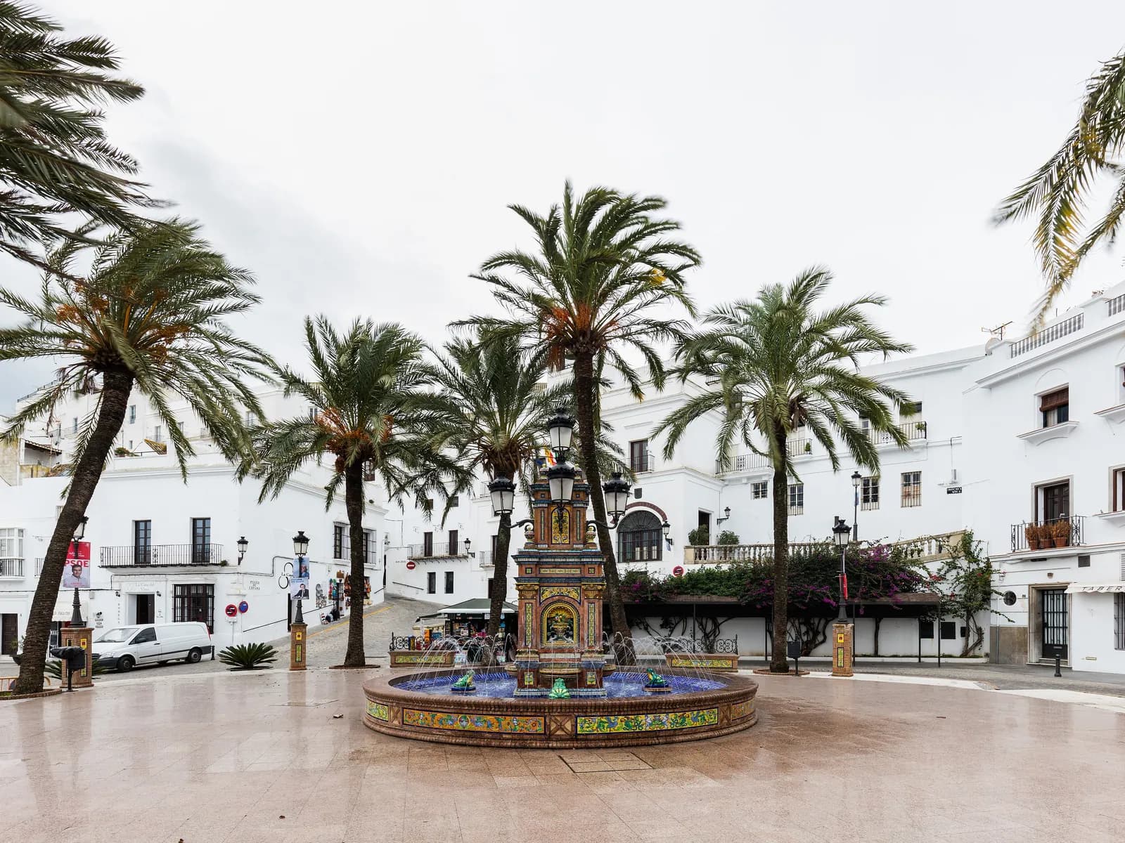 La plaza de España de Vejer de la Frontera con su fuente de azulejos