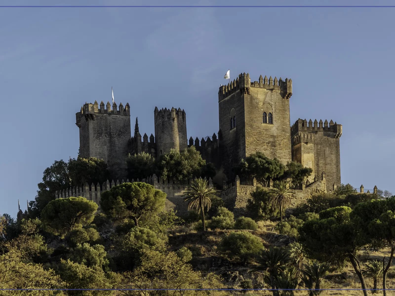 Castillo de Almodóvar del Río con sus torres sobre el cerro