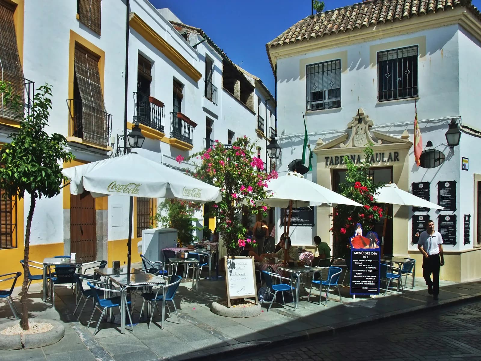 Terraza de una taberna en una calle del casco histórico de Córdoba