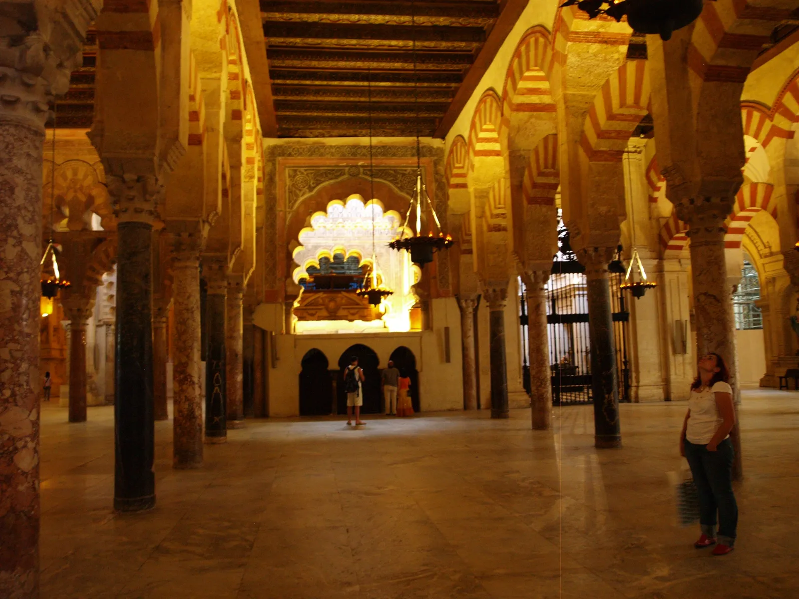 Luz entre los arcos de la Mezquita
