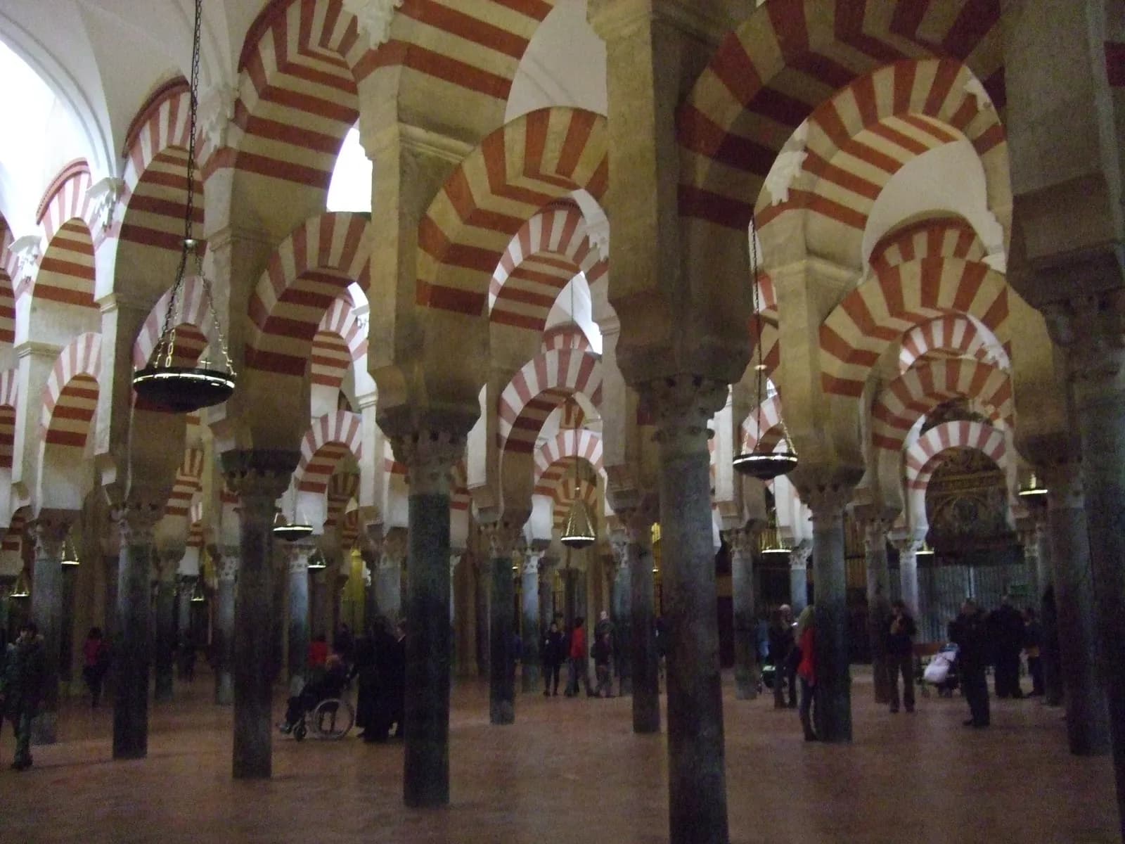 Perspectiva de arcos rojos y blancos