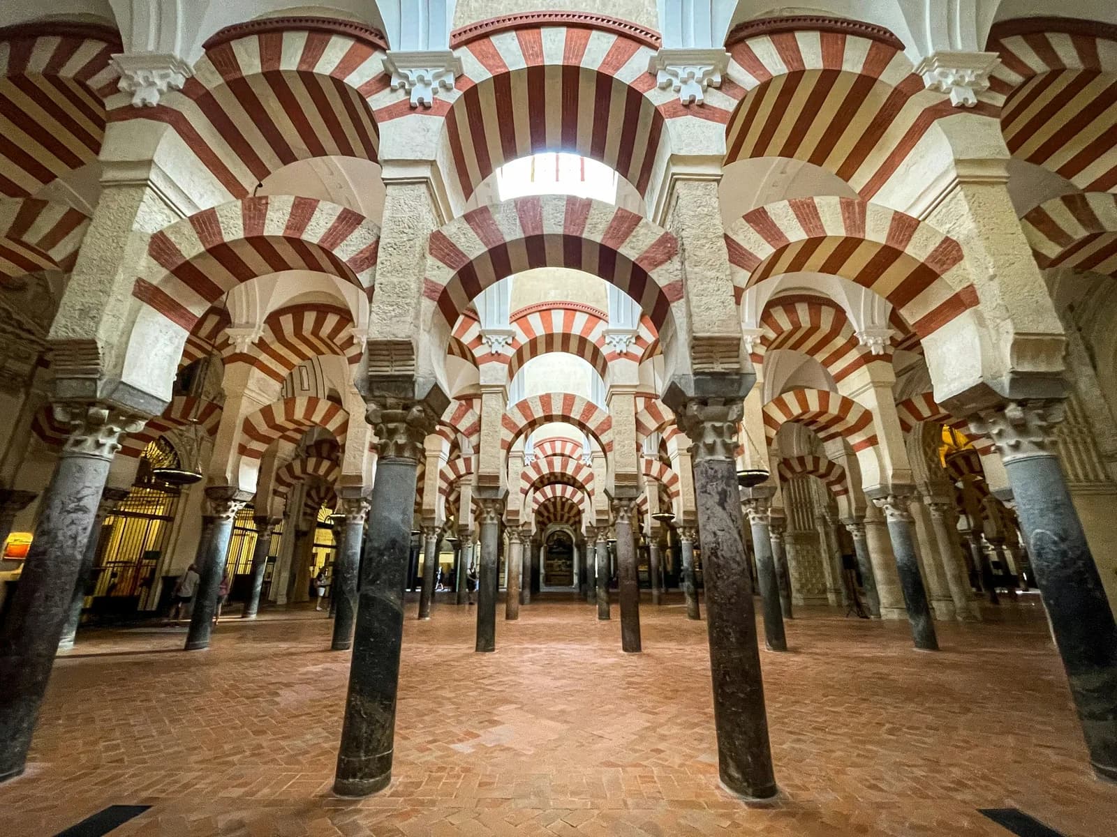 Bosque de arcos bicolores de la Mezquita-Catedral de Córdoba